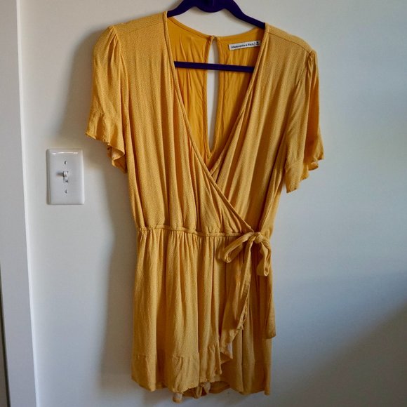 Abercrombie and Fitch Yellow Polka Dot Romper Size M - Picture 2 of 10
